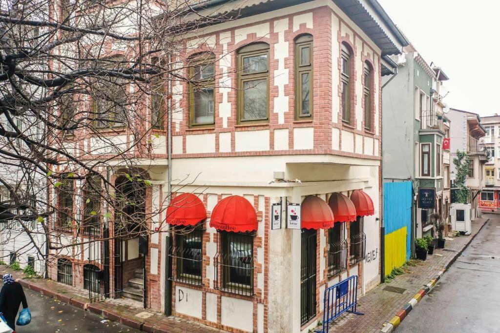 Historical Greco-Ottoman Pavilion Near Tram In Fatih Istanbul Luaran gambar